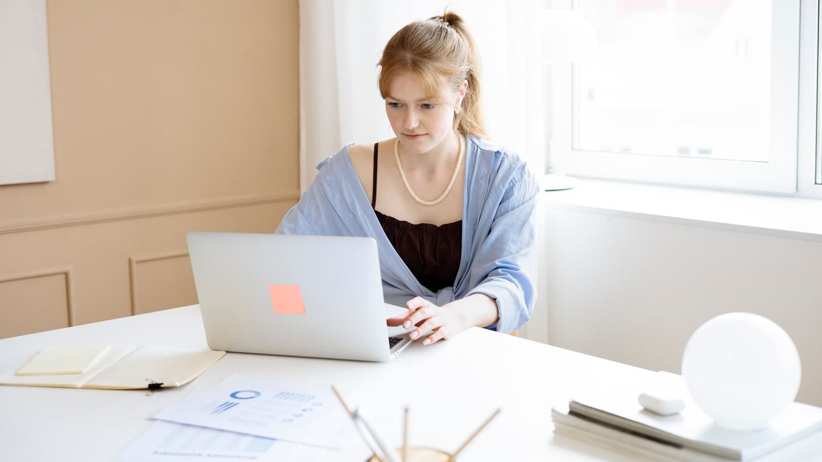 Nhân viên chăm sóc khách hàng xử lý yêu cầu sau bán trên laptop