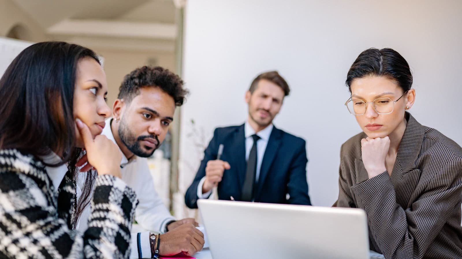 Nhóm chuyên gia lập kế hoạch cấu trúc nội dung và dữ liệu website trên laptop