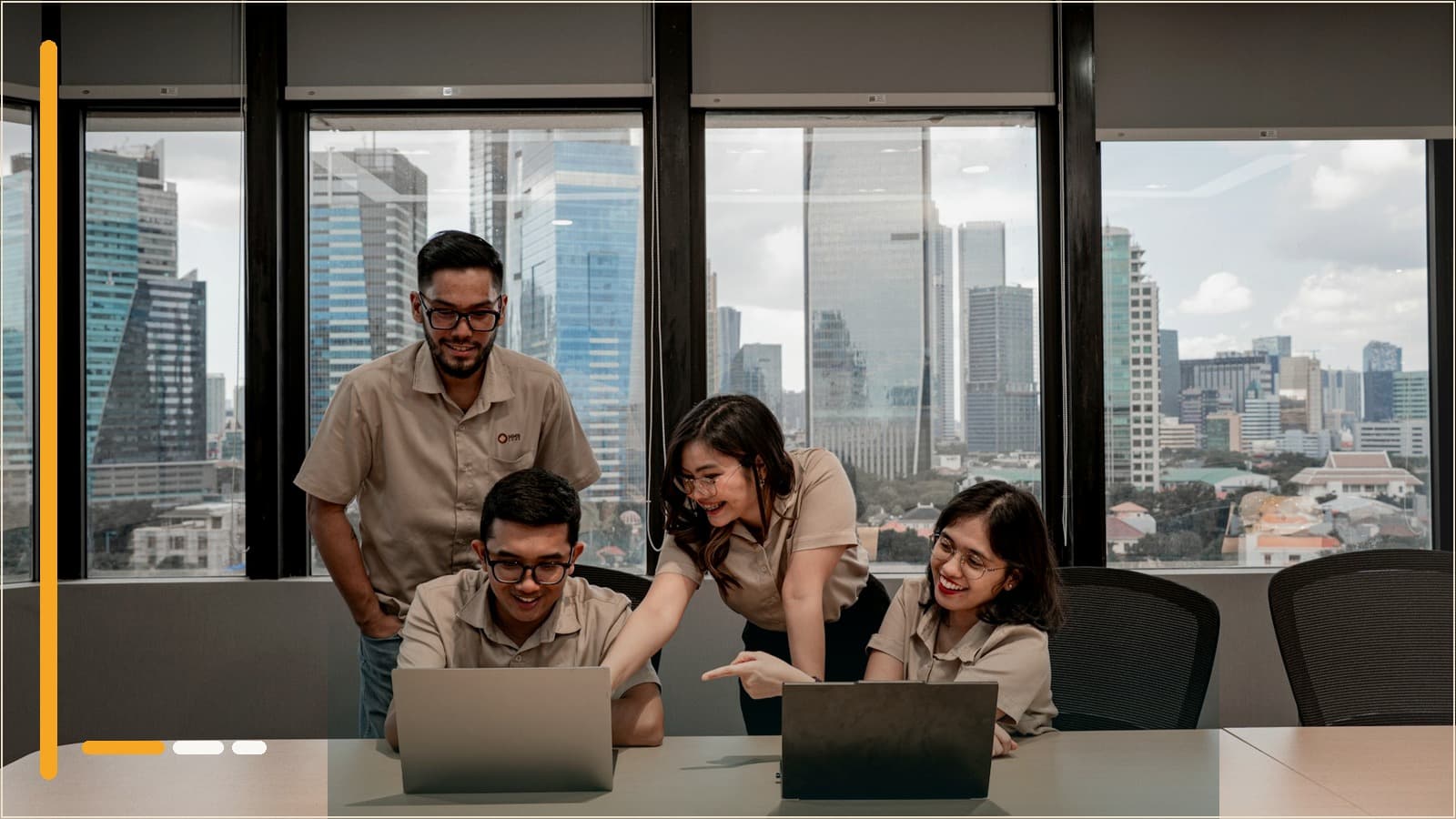 Nhân sự văn phòng làm việc với tài liệu và laptop minh họa chi phí team media và AI Media Operations