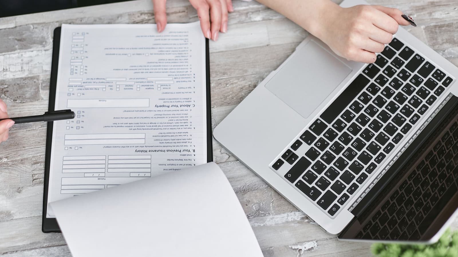 Nhân sự cùng rà soát biểu mẫu và tài liệu trước khi duyệt email chăm sóc khách hàng