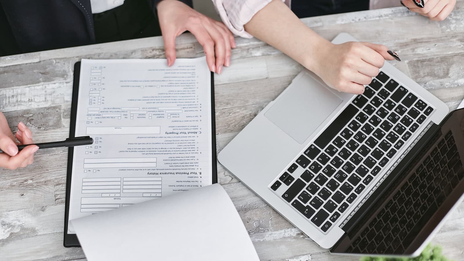 Tài liệu và laptop dùng để rà soát hồ sơ website thương mại điện tử