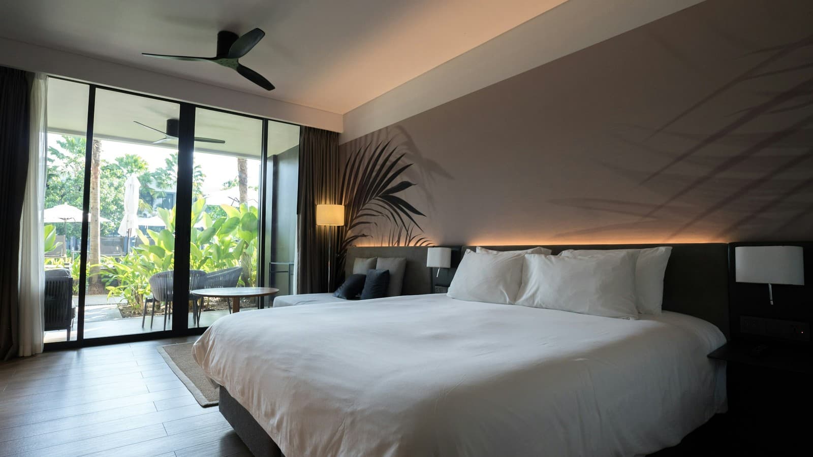 Phòng nghỉ với cửa mở ra ban công và cây xanh, phù hợp bài về website homestay Vũng Tàu và local SEO trước mùa cao điểm