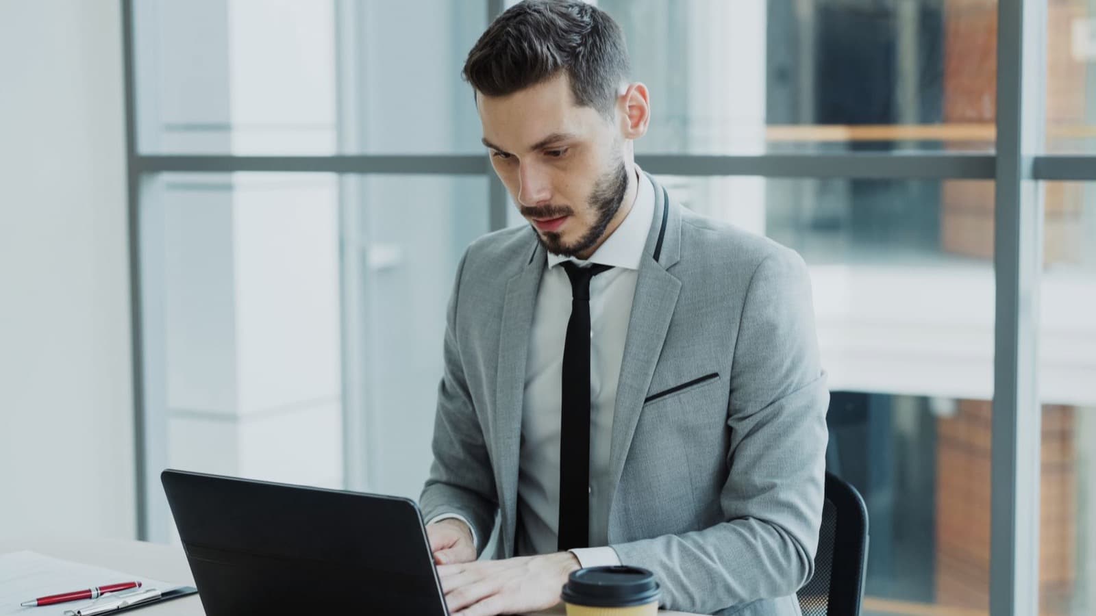 Chuyên viên làm việc trên laptop khi đánh giá kiến trúc workflow và automation