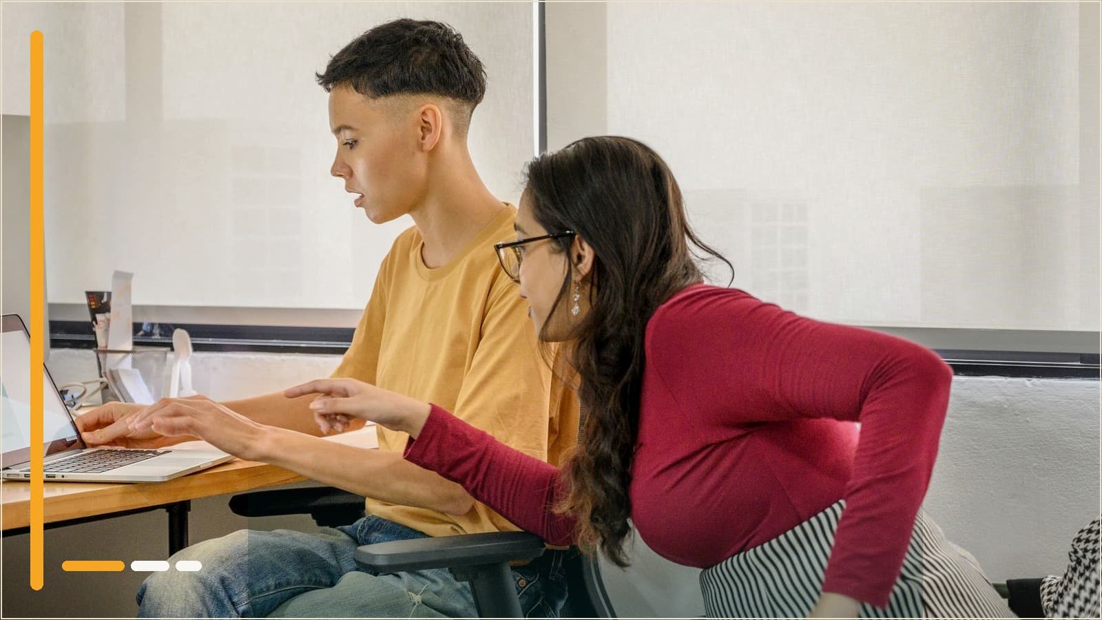 Đội ngũ đang làm việc trên laptop minh họa AI media team có người thật duyệt