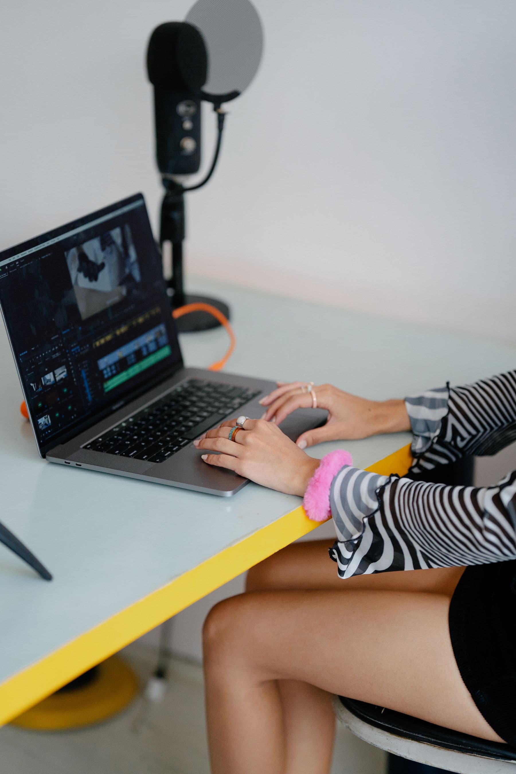 Người làm media biên tập nội dung trên laptop tại bàn làm việc