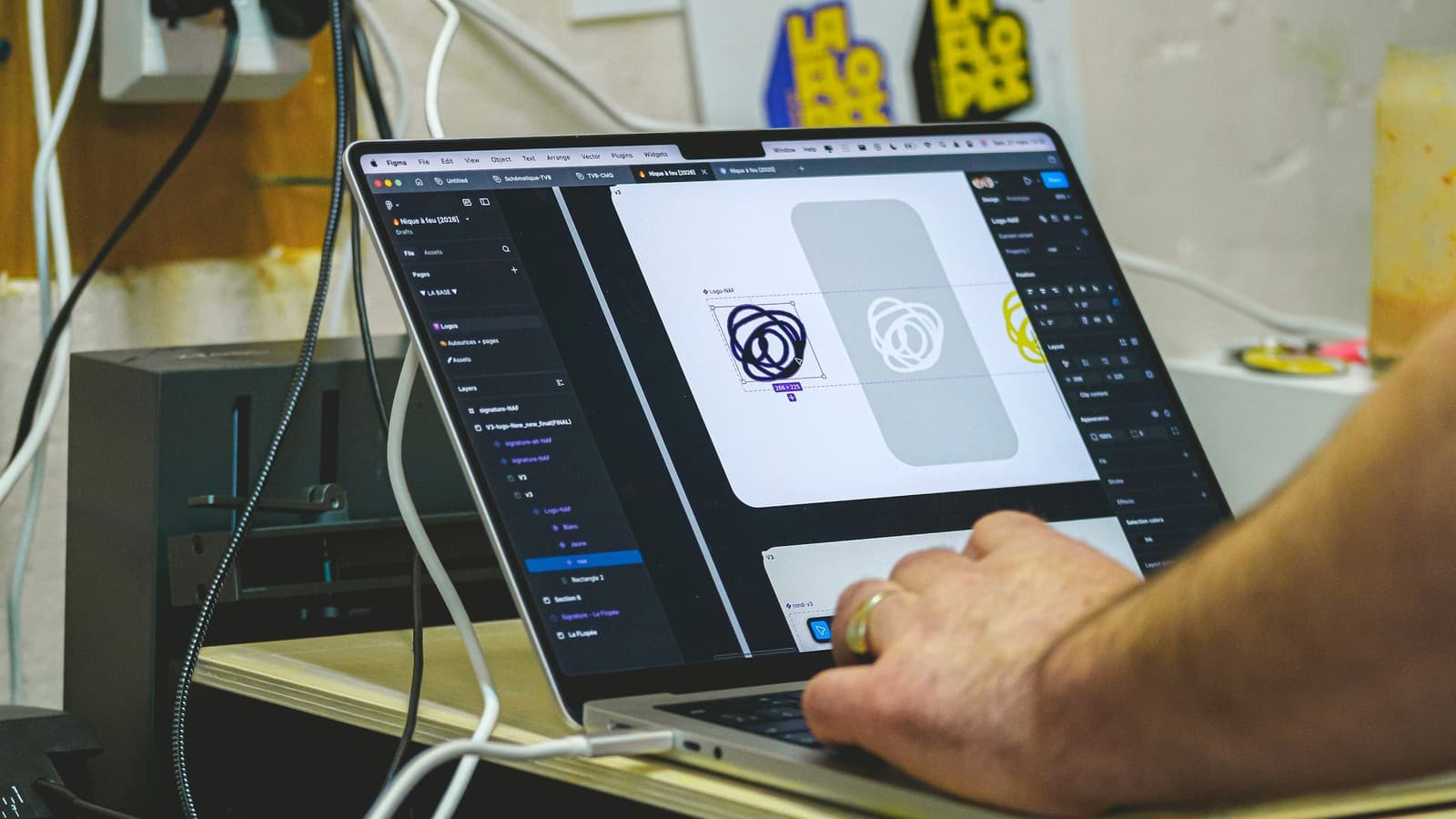 Cận cảnh màn hình laptop đang thiết kế giao diện web, dùng cho bài so sánh AI website builder và đội làm web