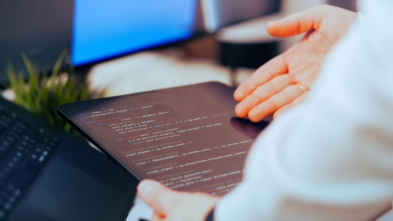 Lập trình viên kiểm tra mã nguồn trên máy tính bảng trước khi bàn giao website
