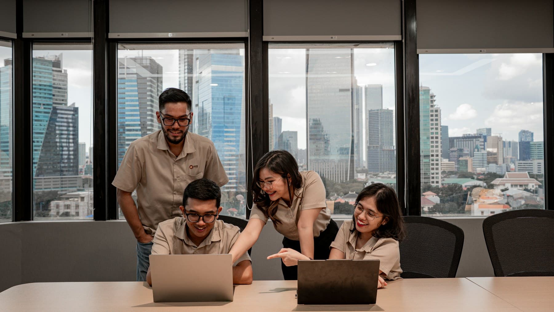 Nhóm vận hành cùng kiểm tra chất lượng công việc trên laptop tại văn phòng