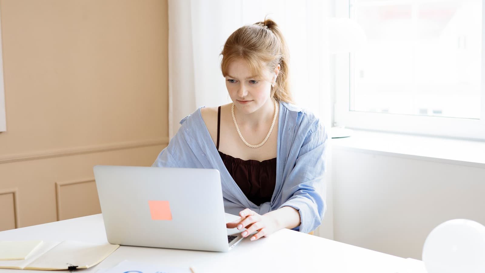 Nhân viên xử lý công việc trên laptop trong bối cảnh theo dõi SLA phản hồi inbox