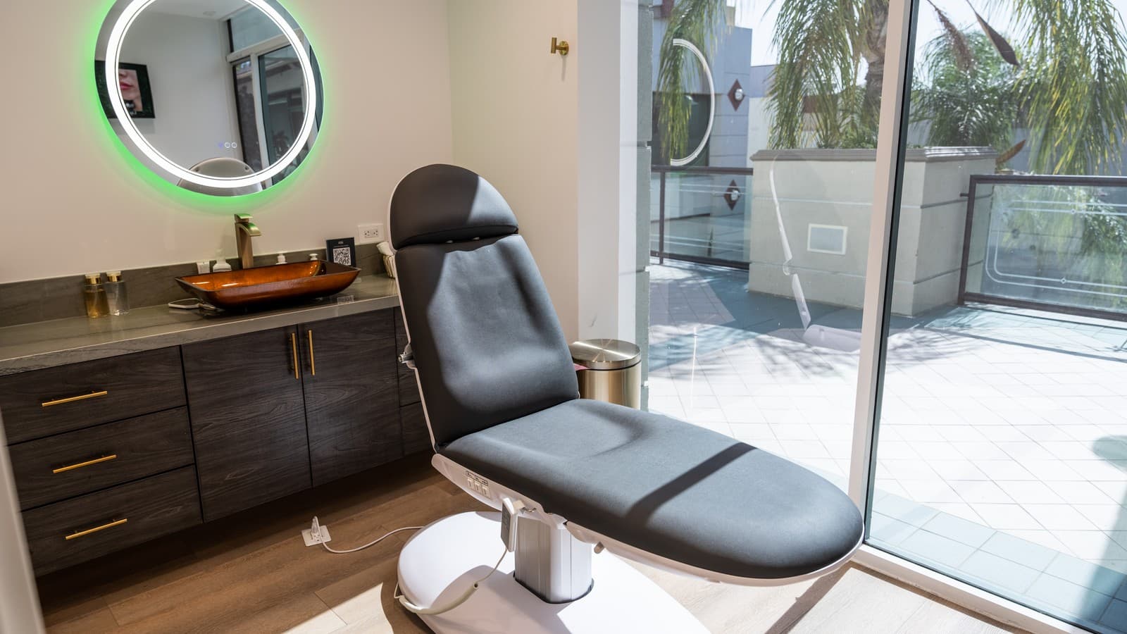 Phòng treatment của medspa với ghế dịch vụ và không gian sáng rõ, dùng cho bài về landing page đặt lịch cho spa và clinic
