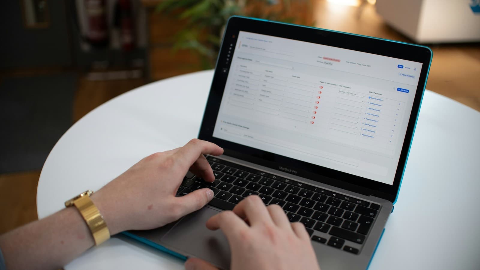 Cảnh làm việc với laptop hiển thị bảng dữ liệu và workflow thao tác, phù hợp bài so sánh giữa Google Sheet automation và app nội bộ