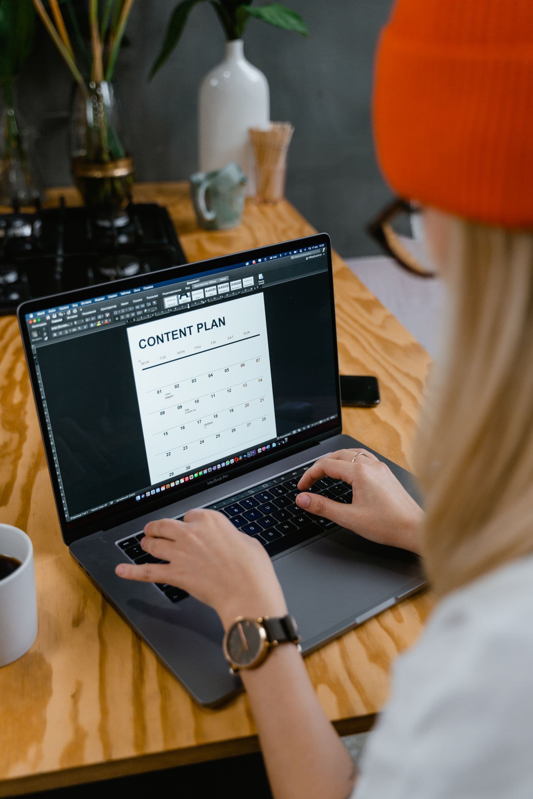Người làm marketing lập kế hoạch nội dung trên laptop tại bàn làm việc